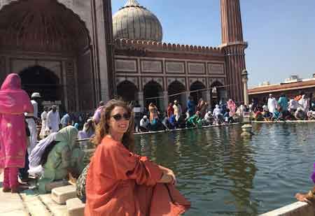 Hire Female Tour Guide in Delhi