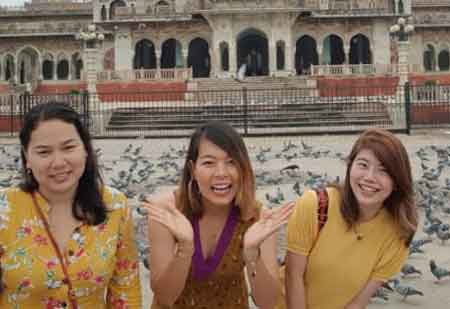 Availability of female tour guide in Jaipur